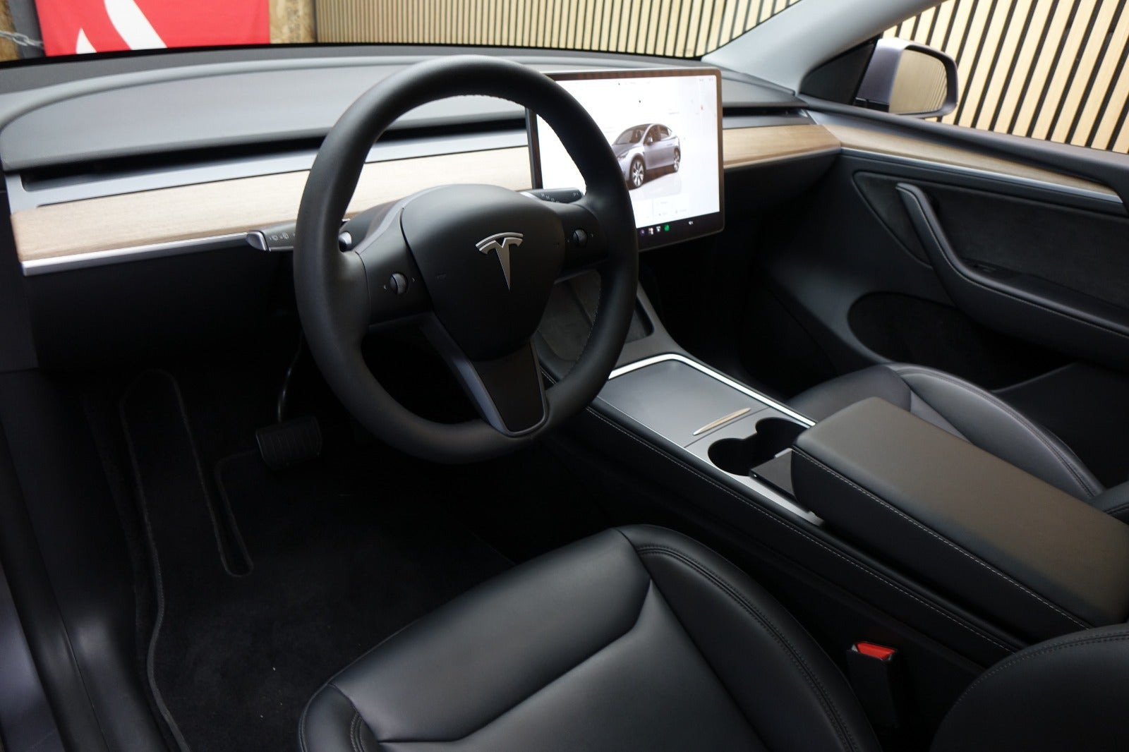Sølv Tesla Model Y fra 2024