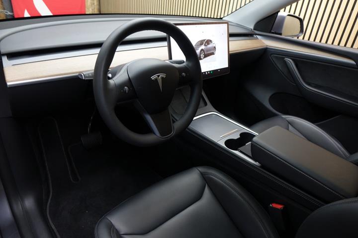 Sølv Tesla Model Y fra 2024