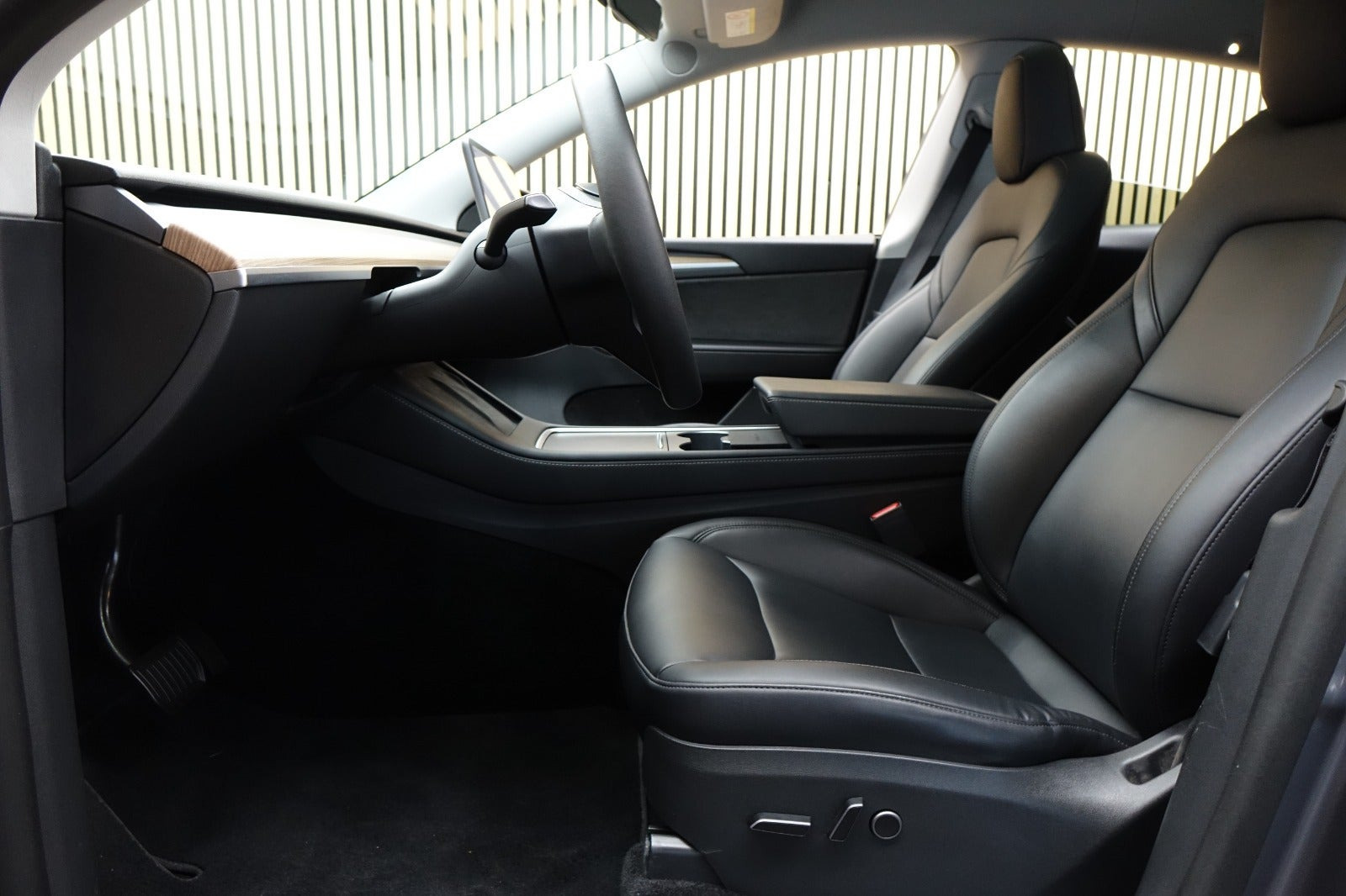 Sølv Tesla Model Y fra 2024