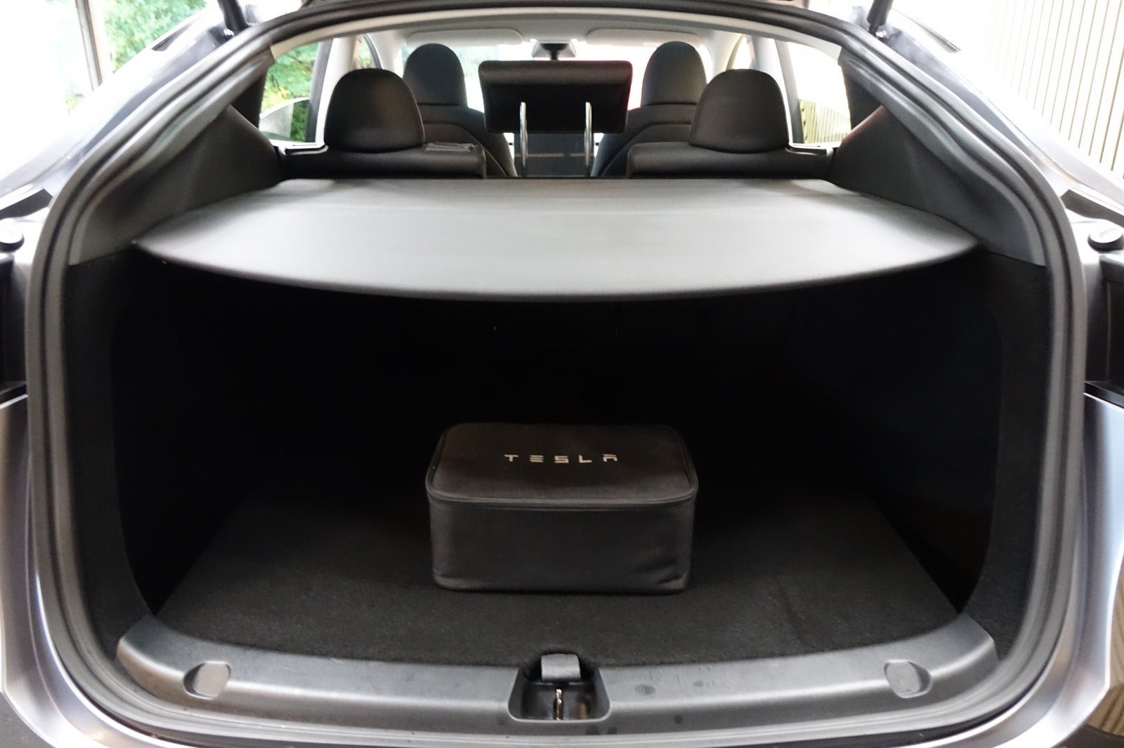 Sølv Tesla Model Y fra 2024