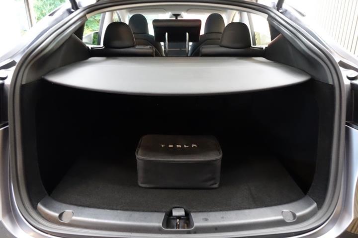 Sølv Tesla Model Y fra 2024