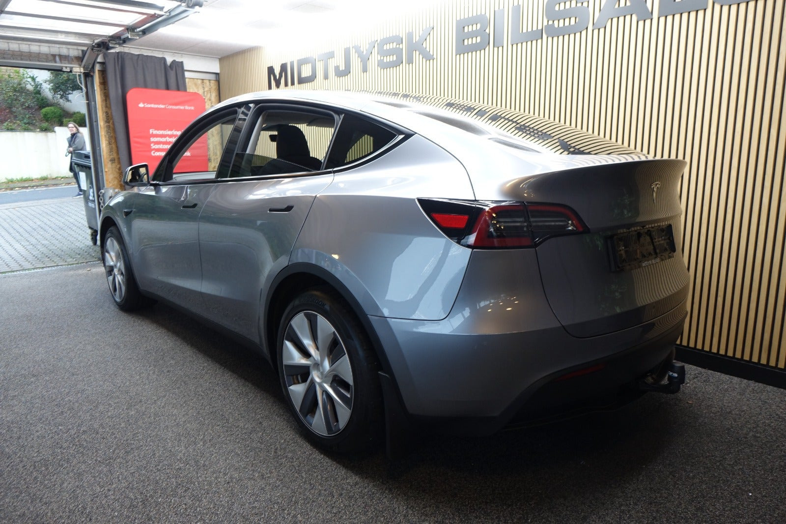 Sølv Tesla Model Y fra 2024