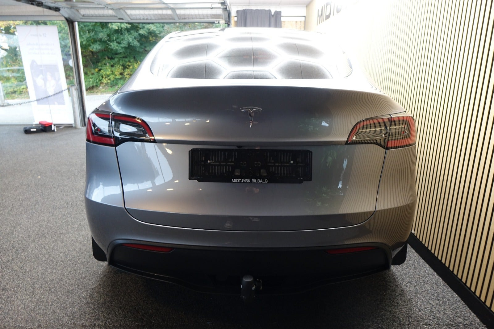 Sølv Tesla Model Y fra 2024