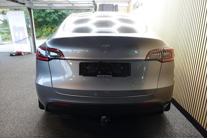 Sølv Tesla Model Y fra 2024