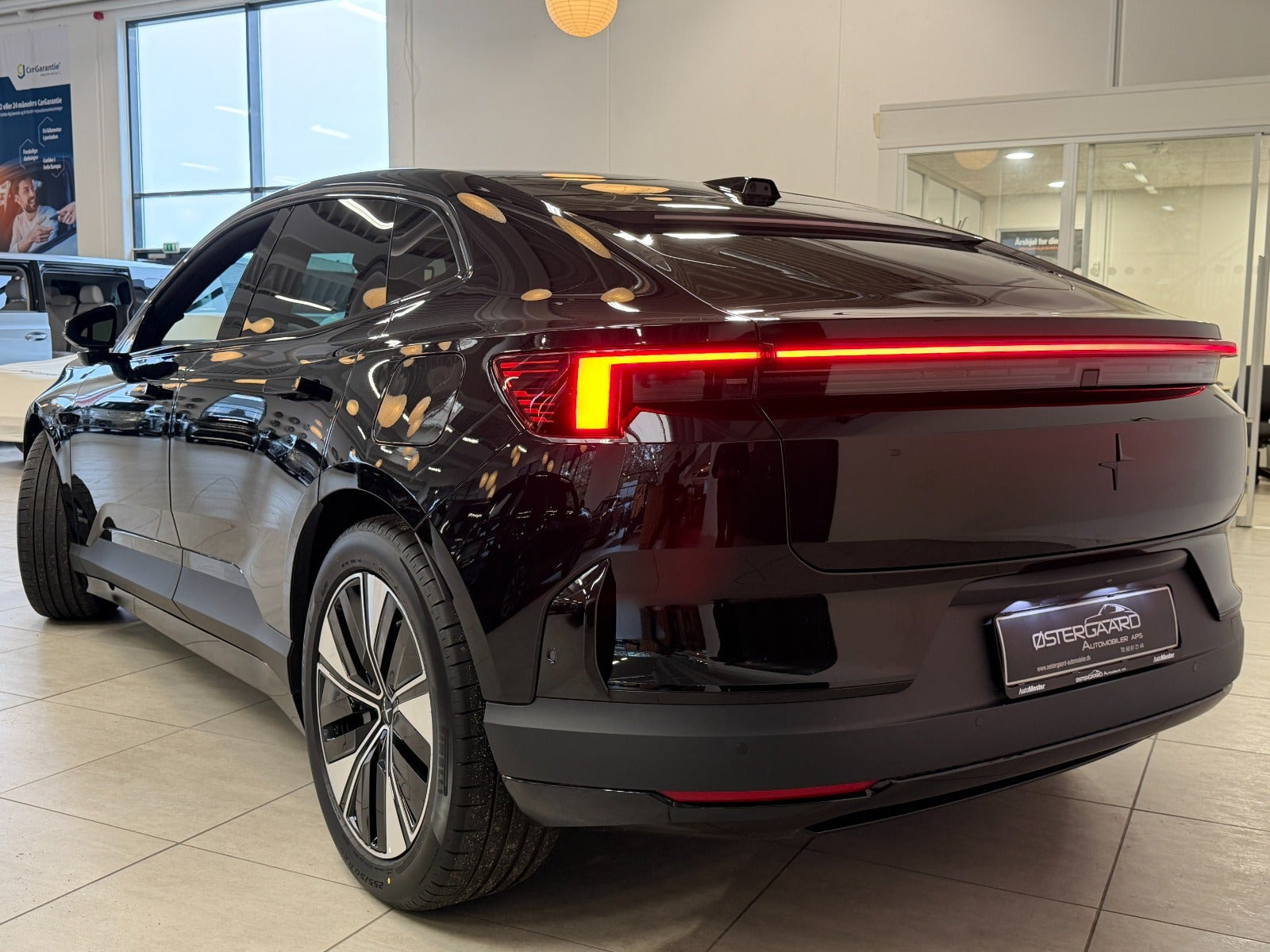 Sort Polestar 4 fra 2026