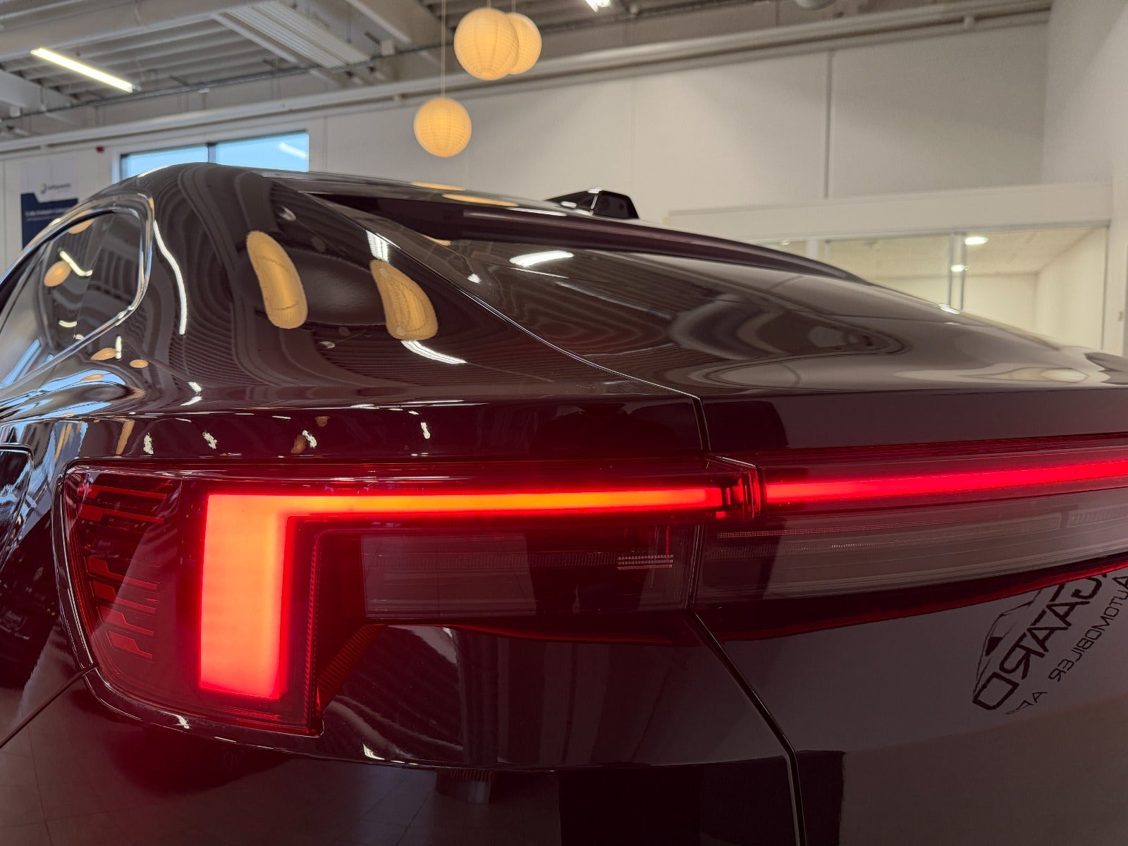 Sort Polestar 4 fra 2026