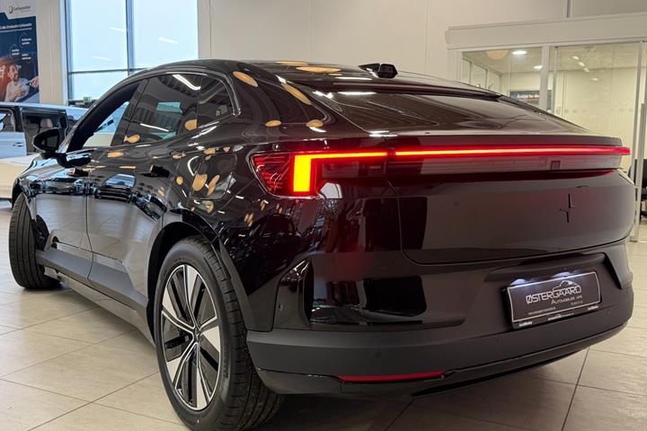 Sort Polestar 4 fra 2026