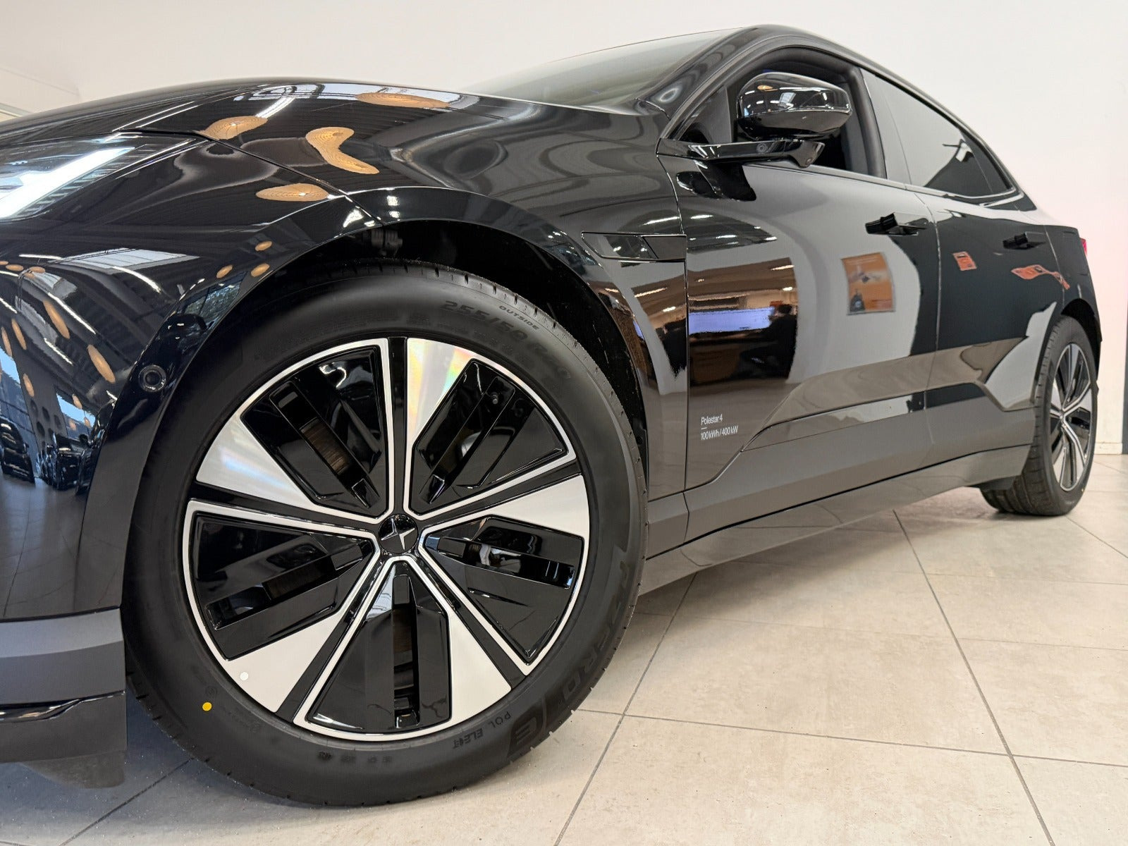 Sort Polestar 4 fra 2026