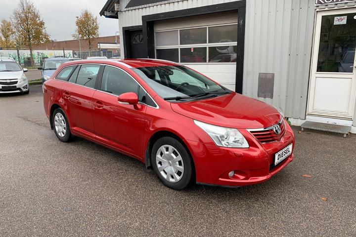 Rød Toyota Avensis fra 2010