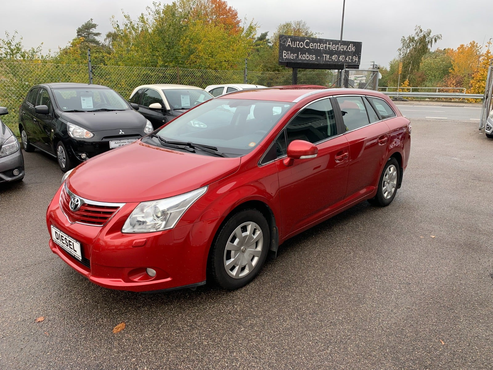 Rød Toyota Avensis fra 2010