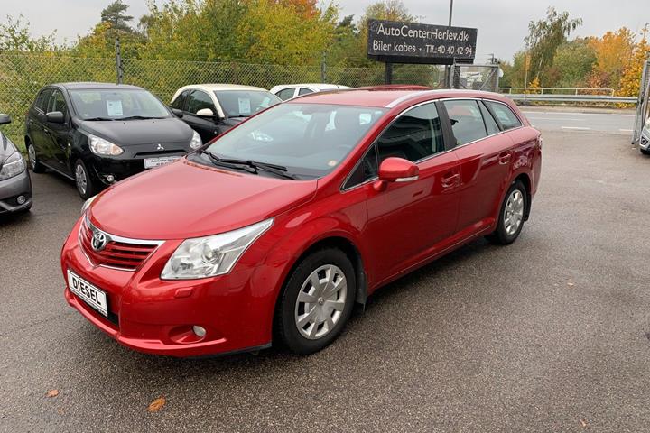 Rød Toyota Avensis fra 2010