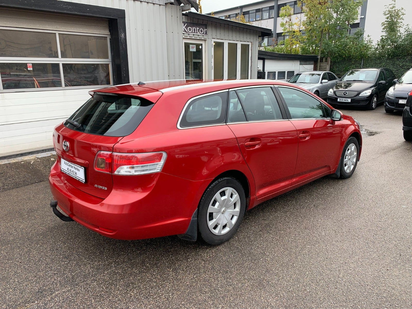 Rød Toyota Avensis fra 2010