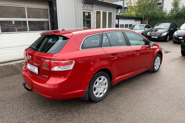 Rød Toyota Avensis fra 2010