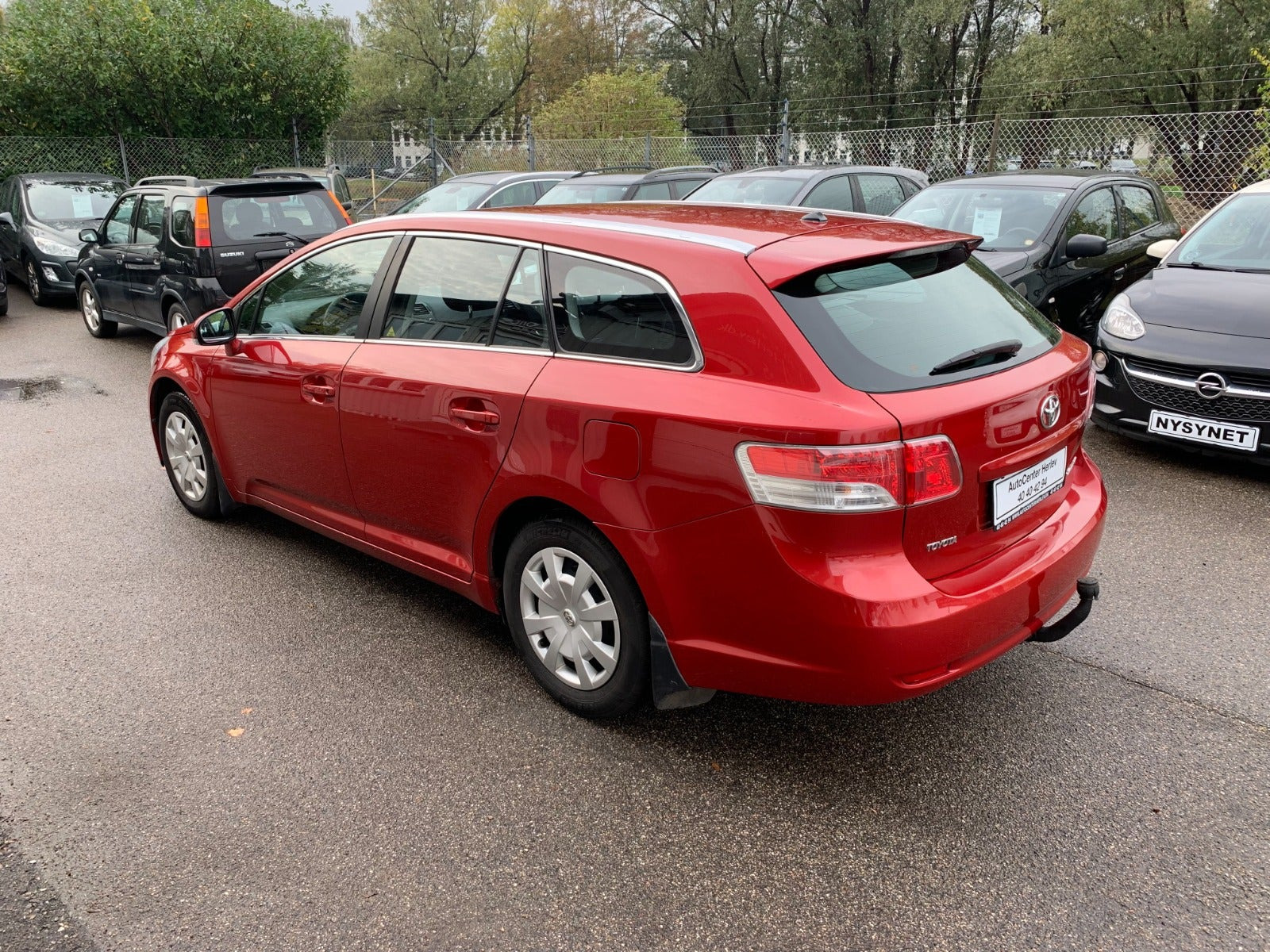 Rød Toyota Avensis fra 2010