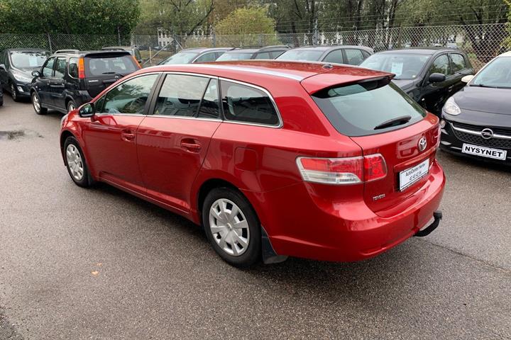 Rød Toyota Avensis fra 2010