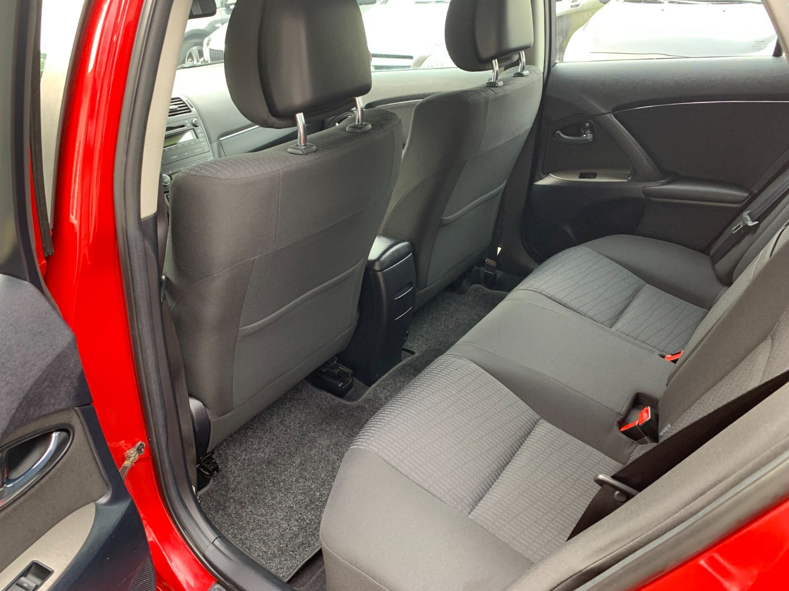 Rød Toyota Avensis fra 2010