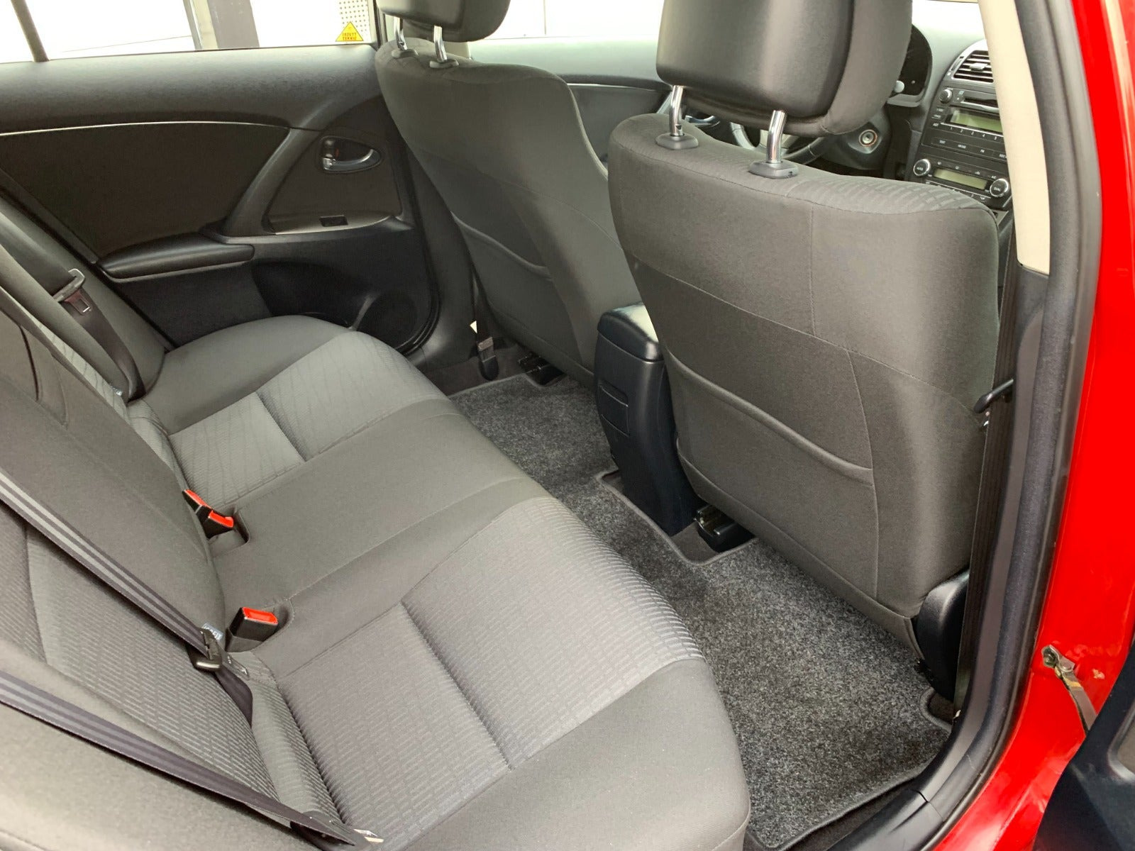 Rød Toyota Avensis fra 2010