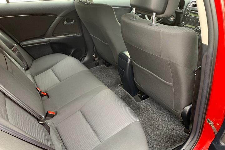 Rød Toyota Avensis fra 2010