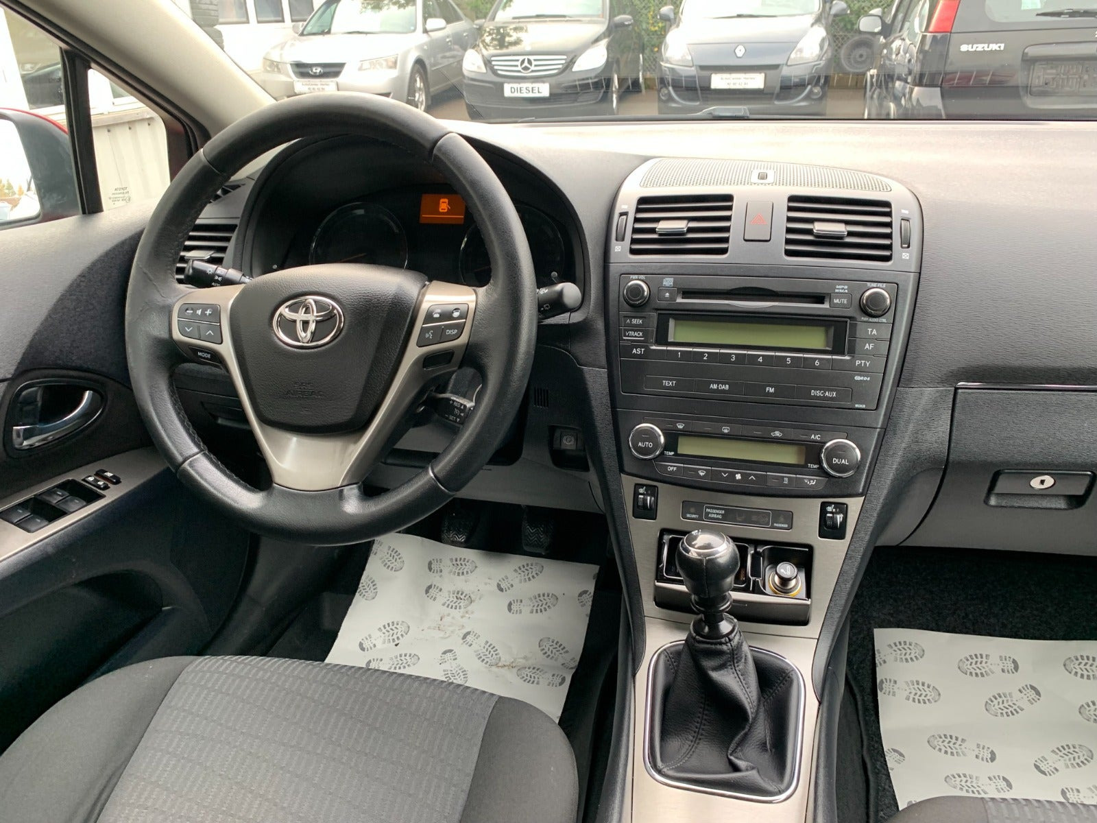 Rød Toyota Avensis fra 2010