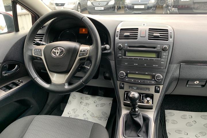 Rød Toyota Avensis fra 2010