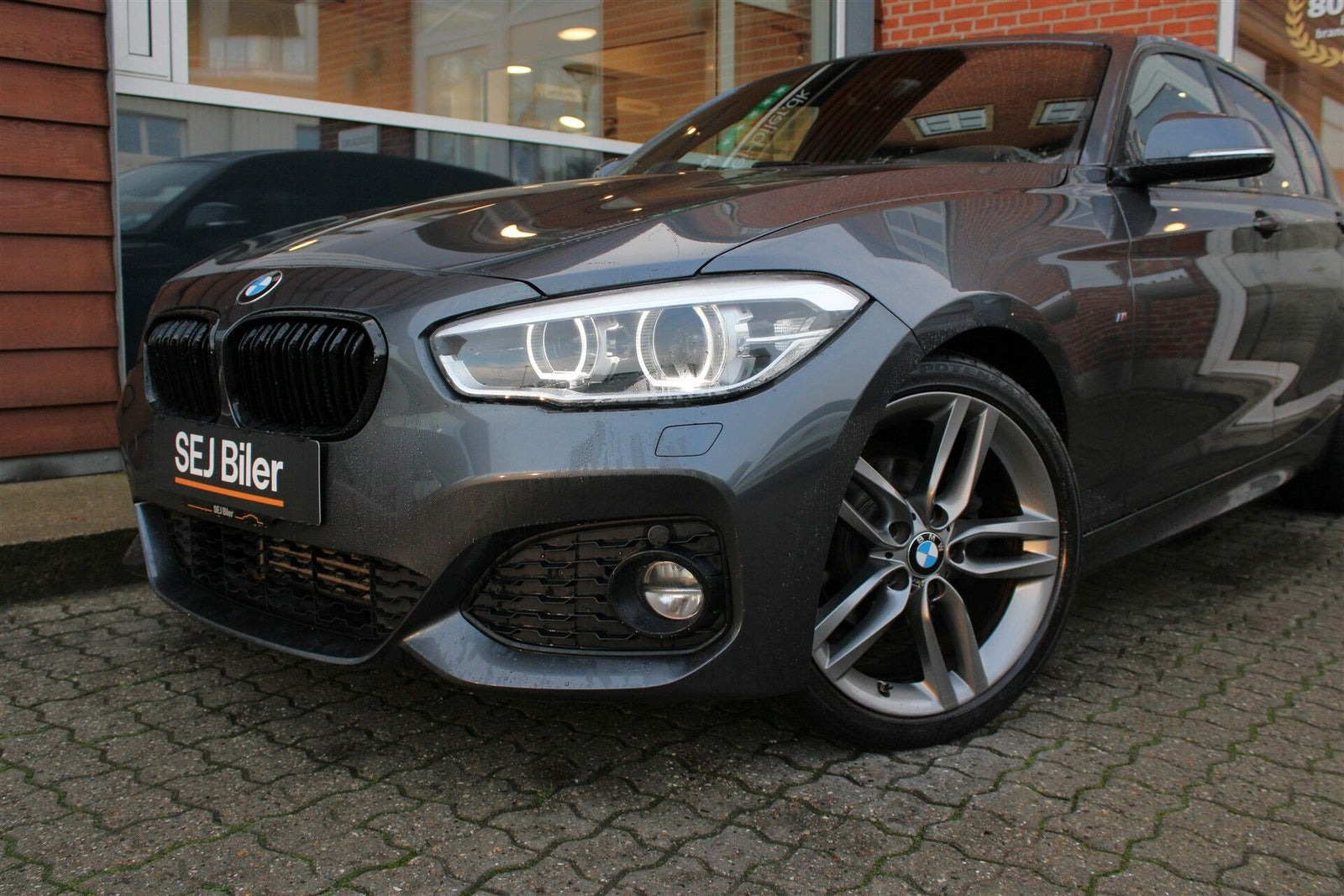 Grå BMW 118i fra 2019