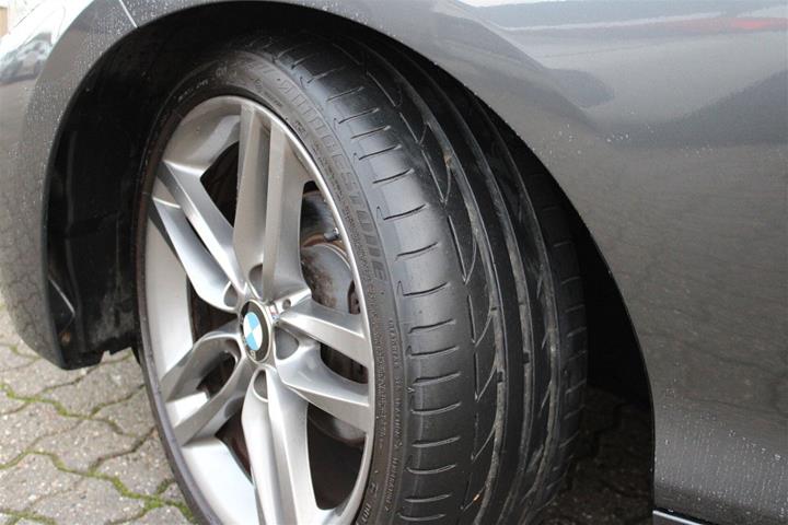 Grå BMW 118i fra 2019