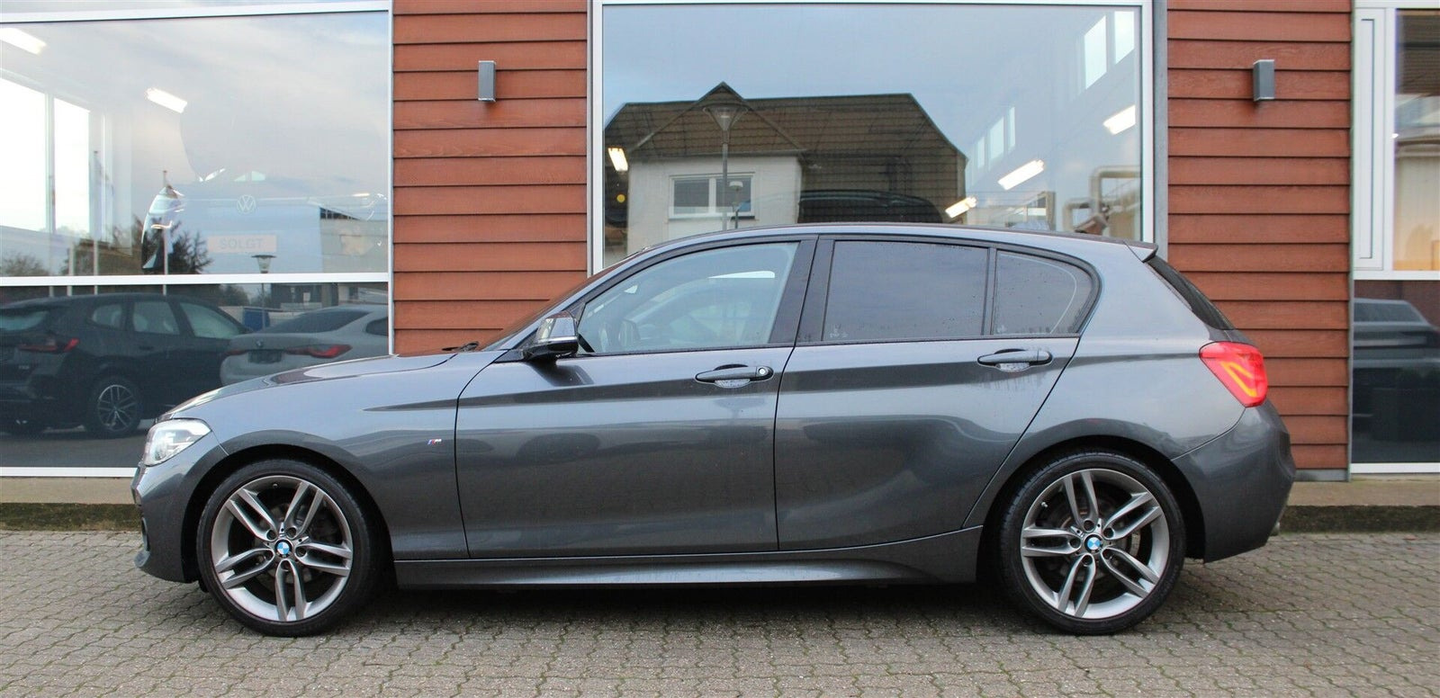 Grå BMW 118i fra 2019