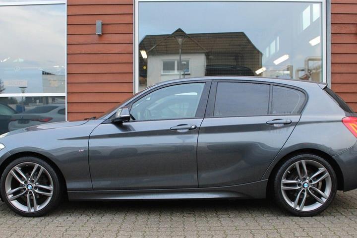 Grå BMW 118i fra 2019