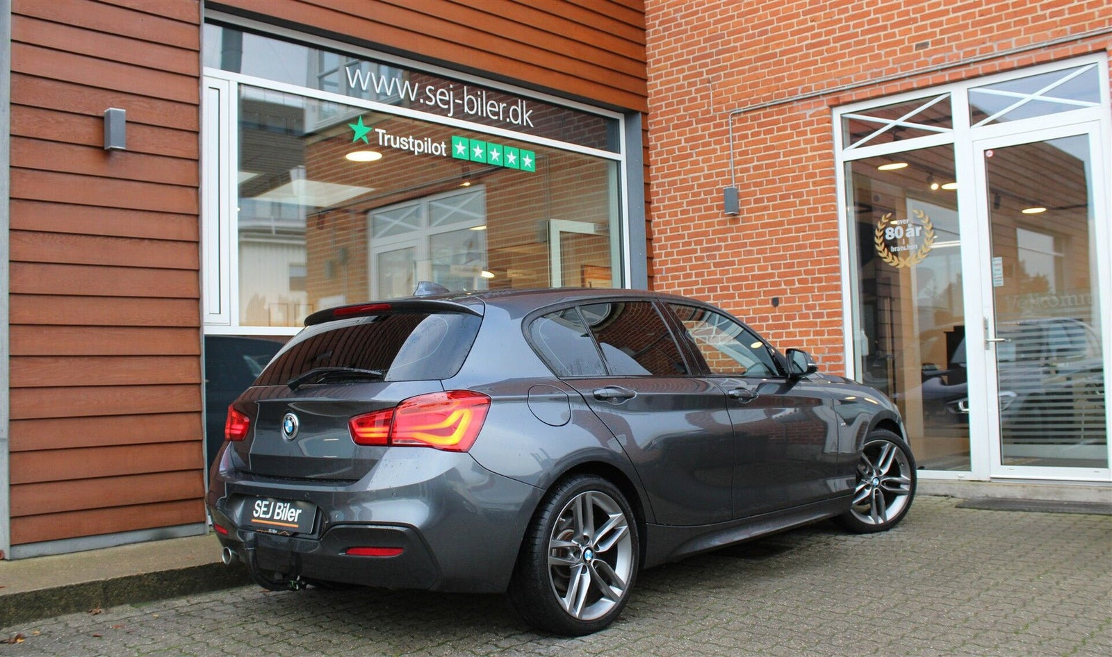 Grå BMW 118i fra 2019