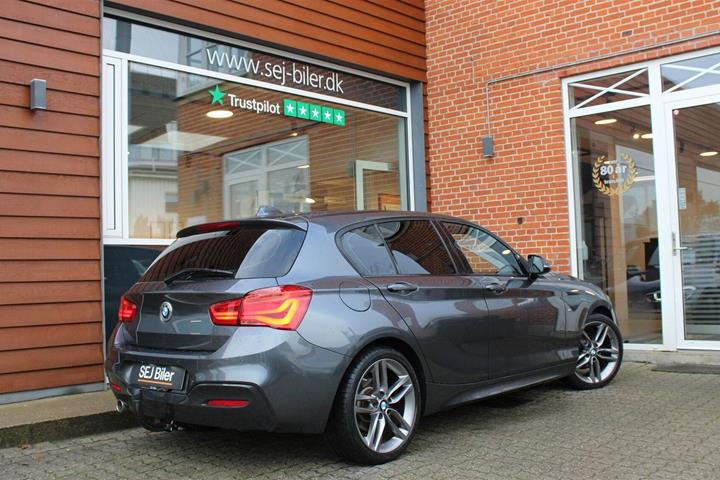 Grå BMW 118i fra 2019