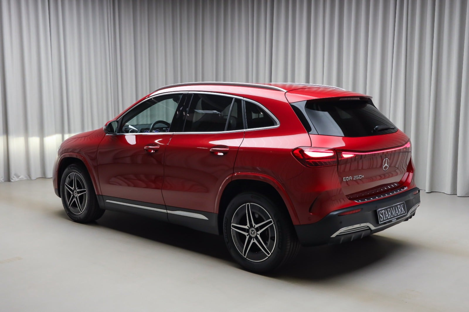 Rød Mercedes EQA250+ fra 2025