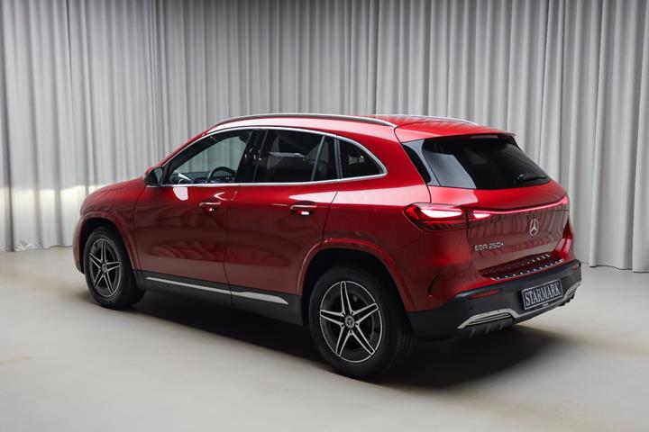 Rød Mercedes EQA250+ fra 2025