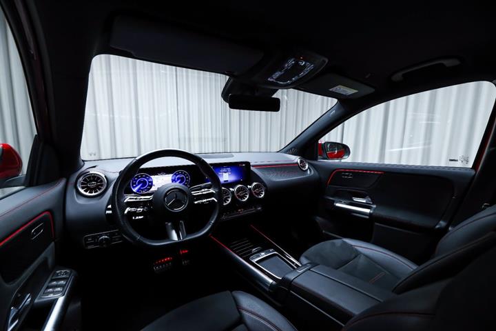 Rød Mercedes EQA250+ fra 2025