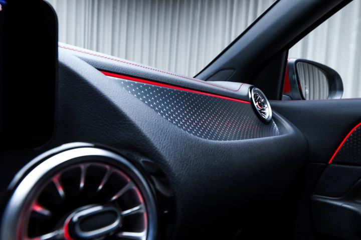 Rød Mercedes EQA250+ fra 2025
