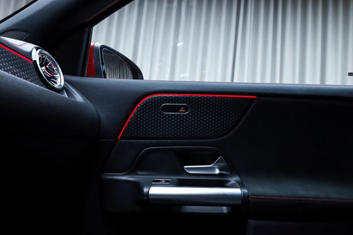 Rød Mercedes EQA250+ fra 2025