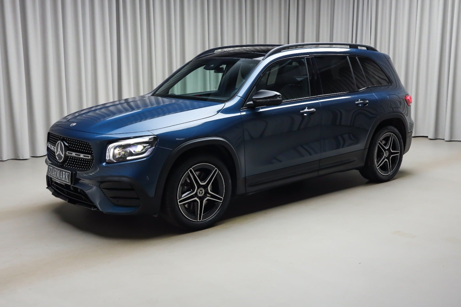 Blå Mercedes GLB250 fra 2020