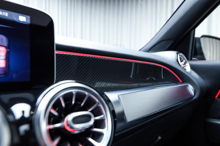 Blå Mercedes GLB250 fra 2020
