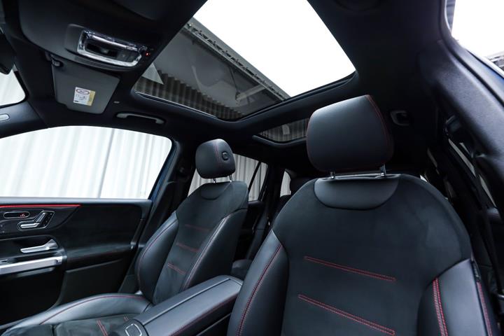 Blå Mercedes GLB250 fra 2020