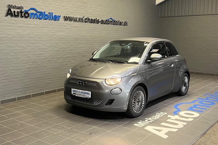 Grå Fiat 500e fra 2023