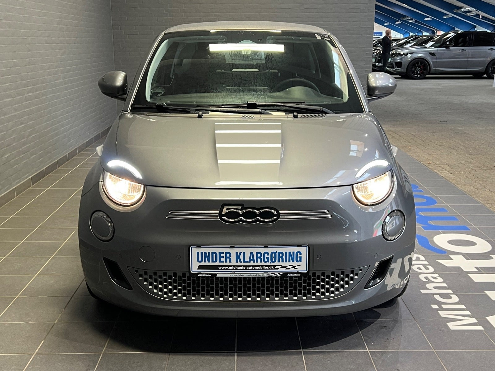 Grå Fiat 500e fra 2023