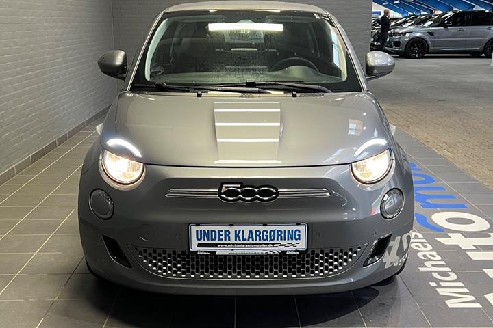 Grå Fiat 500e fra 2023