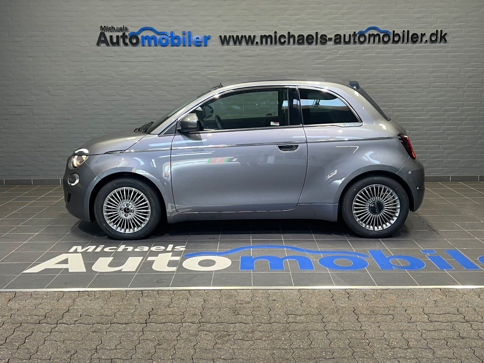 Grå Fiat 500e fra 2023