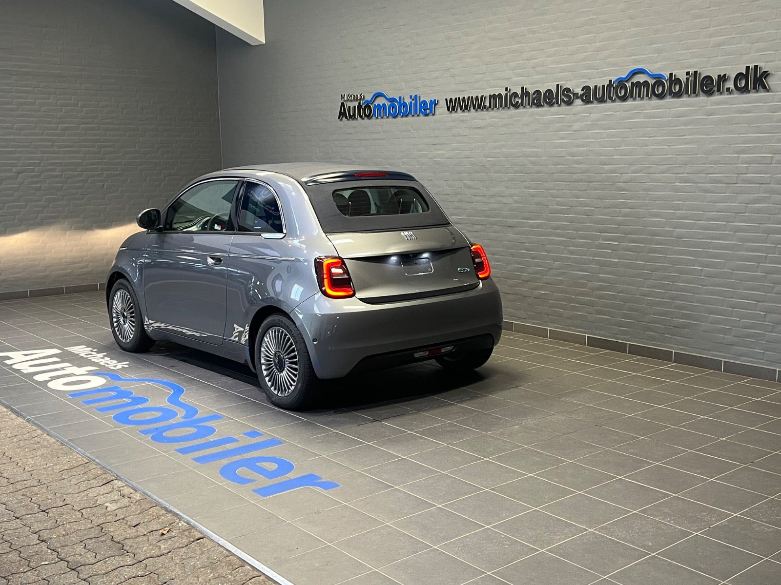 Grå Fiat 500e fra 2023