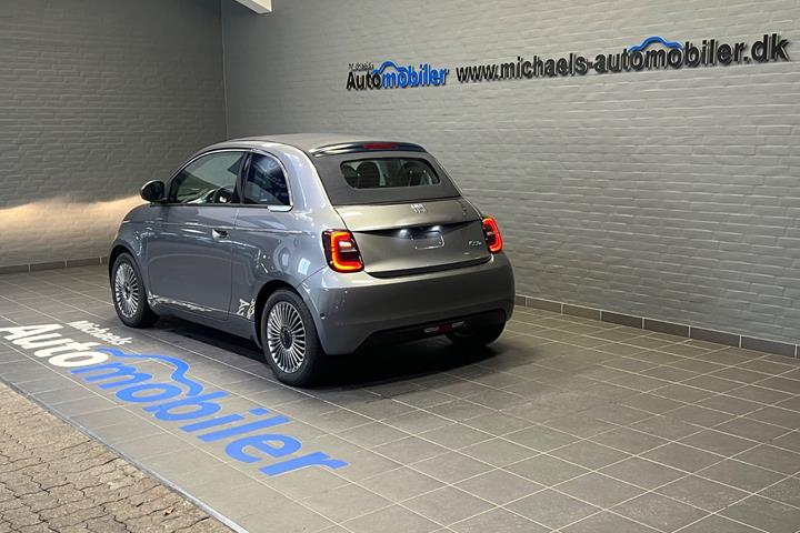 Grå Fiat 500e fra 2023