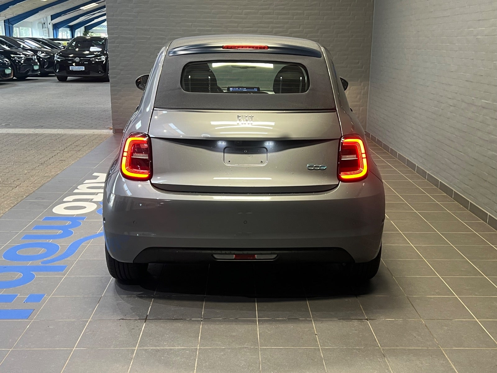 Grå Fiat 500e fra 2023