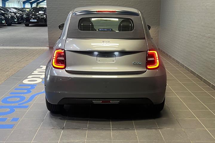 Grå Fiat 500e fra 2023