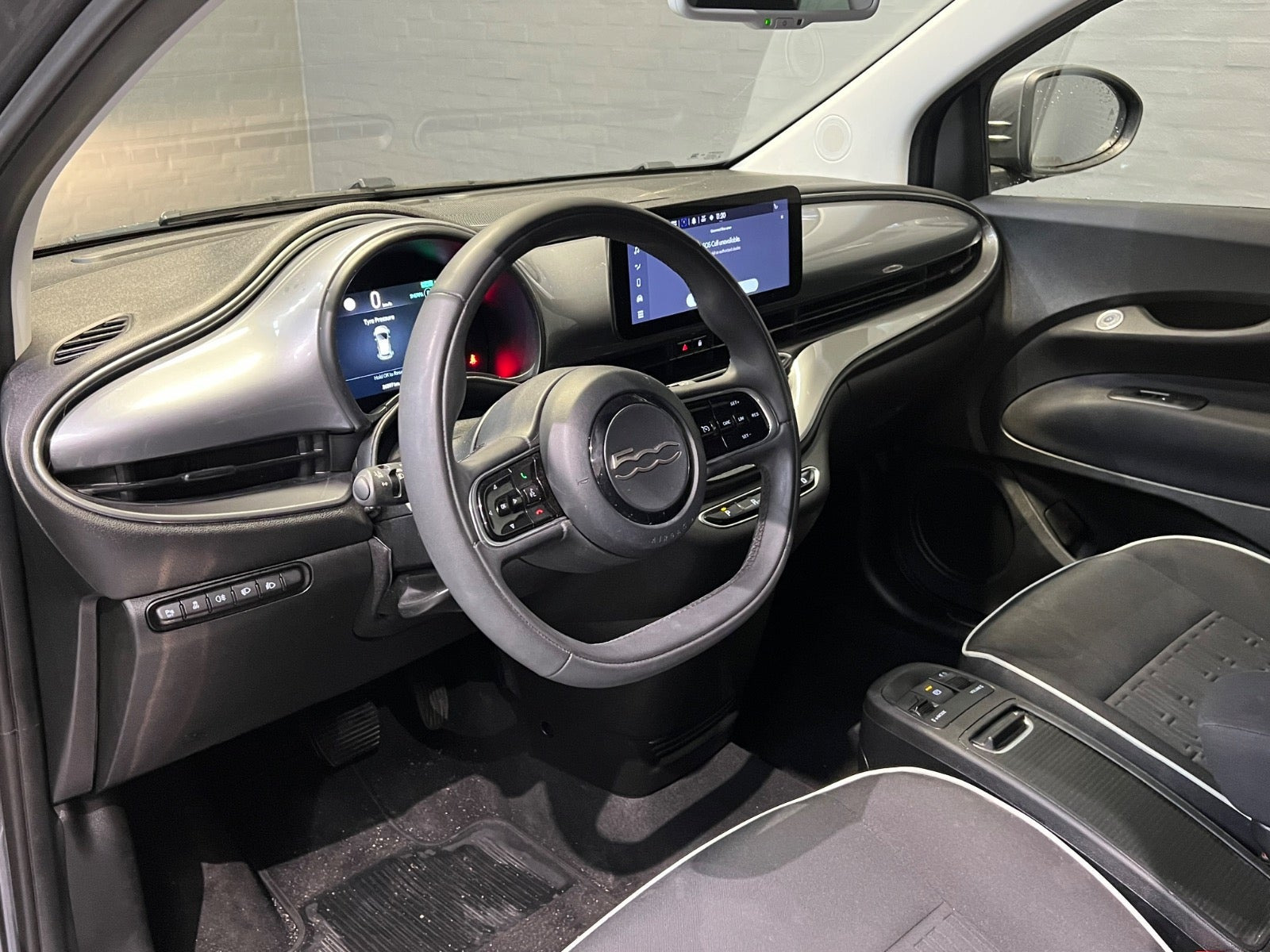 Grå Fiat 500e fra 2023