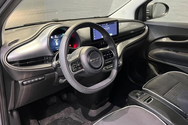 Grå Fiat 500e fra 2023