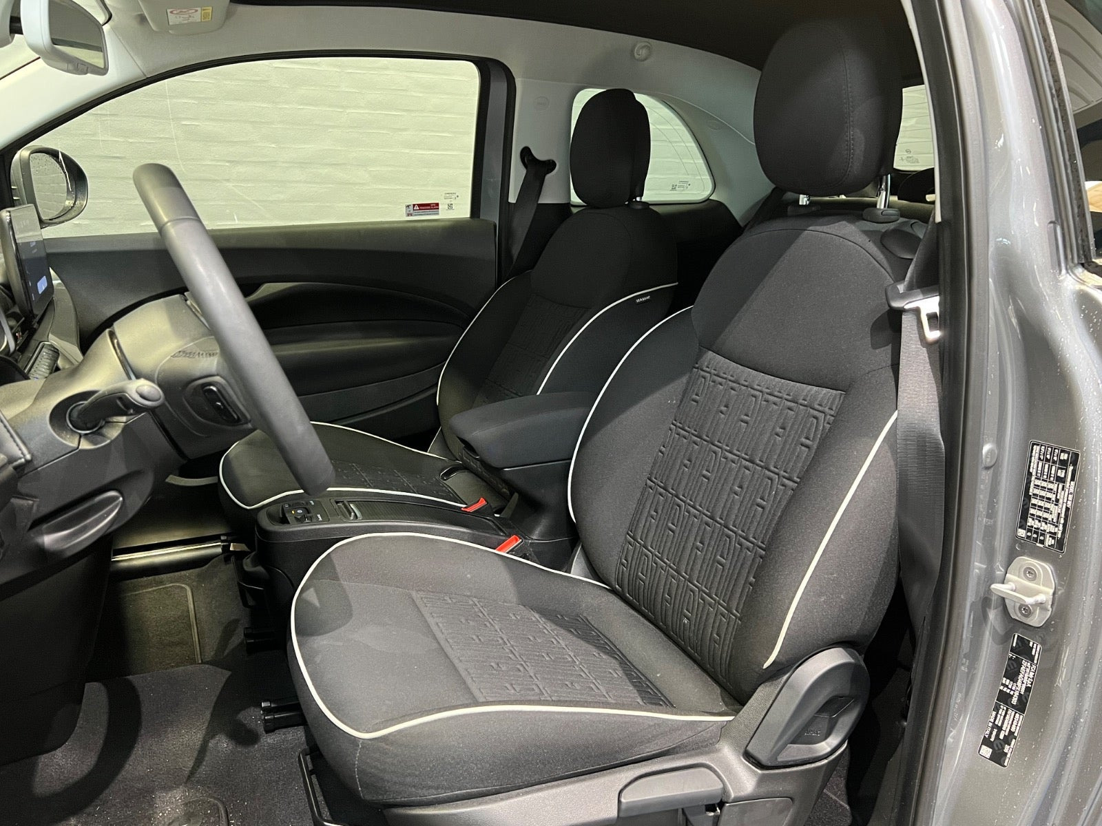 Grå Fiat 500e fra 2023