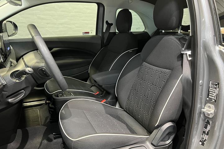 Grå Fiat 500e fra 2023